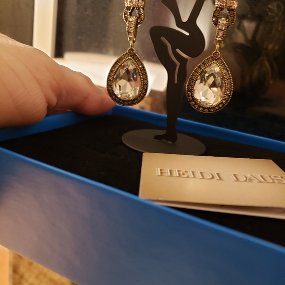 🛍Heidi Daus  Stunning Earrings - Picture 10 of 13